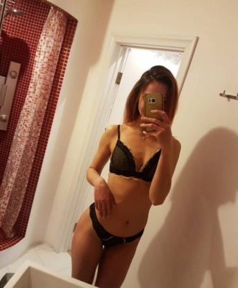 Соблазнительная брюнетка с шикарной фигурой ждет тебя для развлечений и страстных игр. Готова погрузить тебя в мир наслаждения и фантазий. Помогу расслабиться и забыть обо всех проблемах. 8849, 35 лет